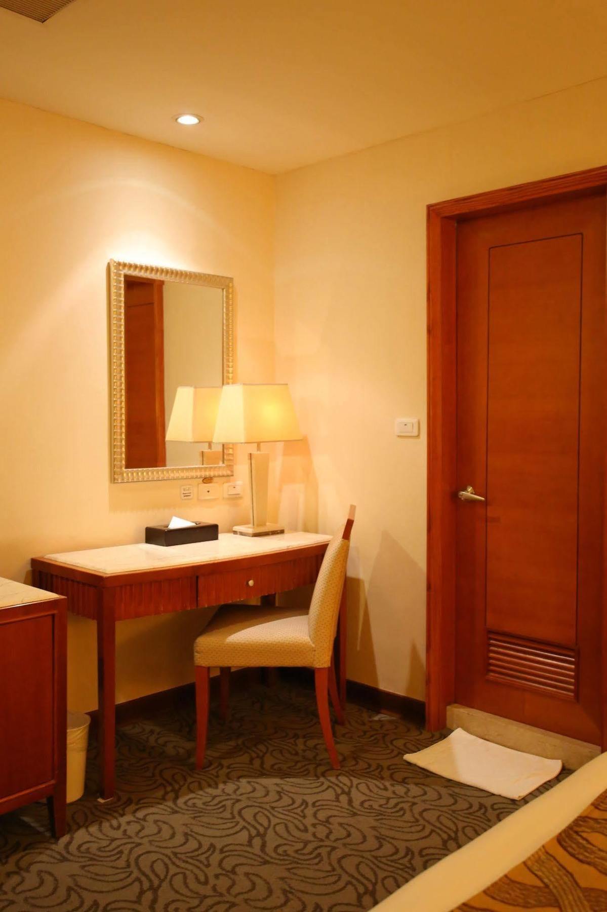 Elegance Hotel Тайбэй Экстерьер фото